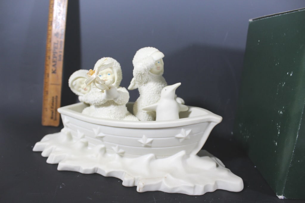 Snowbabies "Winken, Blinken & Nod": Department 56 "Winken, Blinken and Nod" Good overall as pictured roughly 5" tall *Proceeds from this lot benefit the Rotary Club of