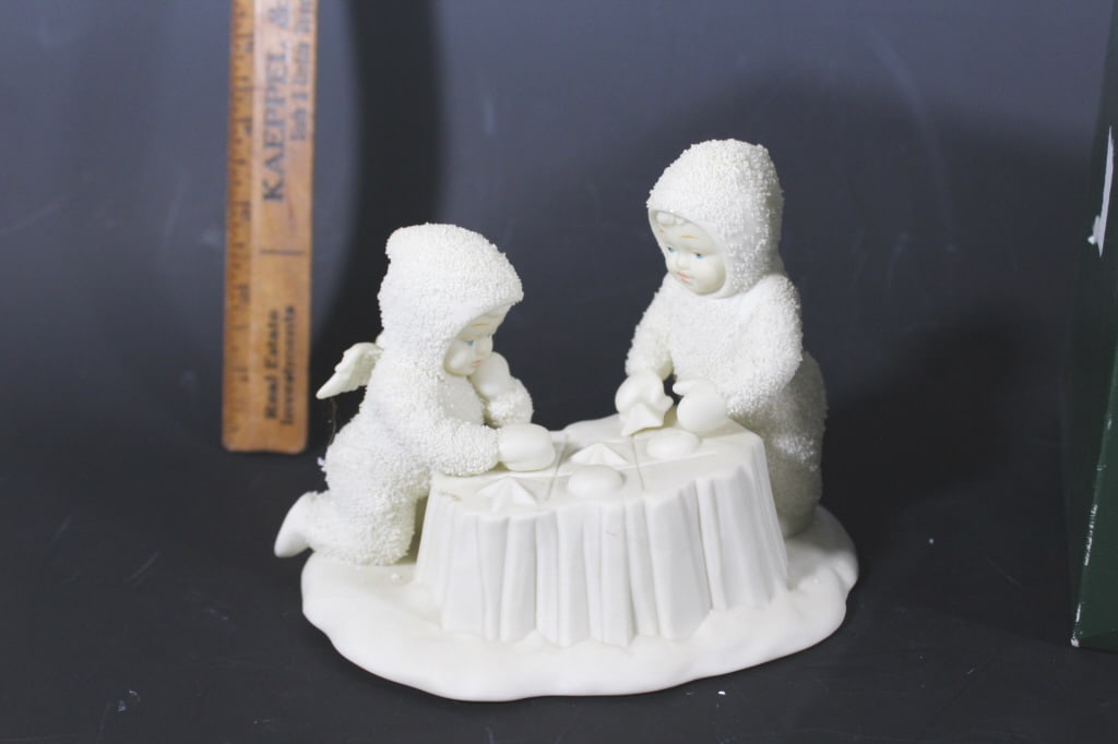 Snowbabies Stars In -A-Row: Department 56 Stars In A Row Tic Tac Toe Good overall condition as pictured Roughly 4" tall *Proceeds from this lot benefit the Rotary Club of