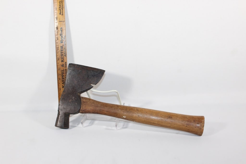 Vintage Carpenters hatchet-marked genuine plumb (1 of 4)