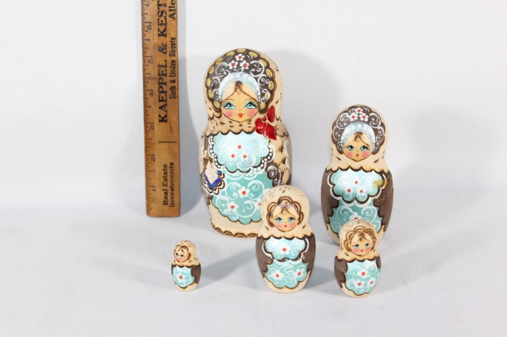 VTG hand painted wooden Russian Nesting dolls (1 of 3)
