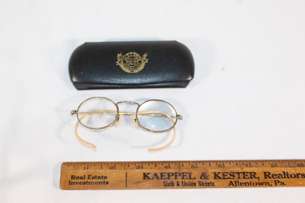 Antique gold? eye glasses Dr. D.T. Gainesville: Dr. D.T. Smith Gainesville Fla. Eye, Ear,Nose and Throat roughly 5 inches long Good overall as pictured