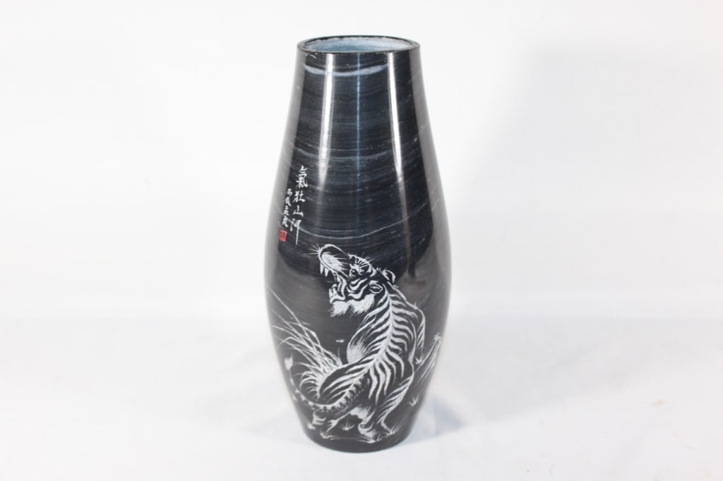 Onyx Marble Vase with Carved Tiger: Good overall as pictured
