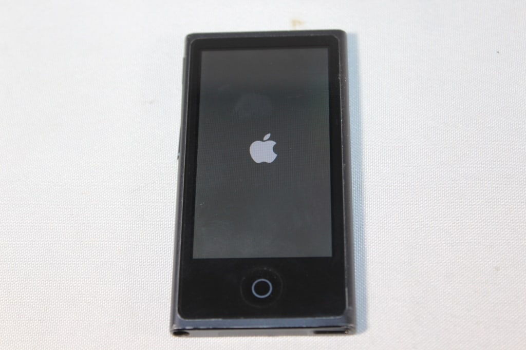 Gunmetal Gray IPOD Touch Model A1446 -works (1 of 3)