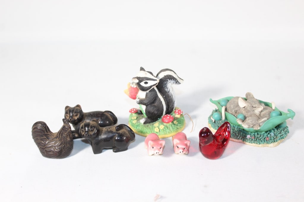 Lot of Miniature Animals - Pigs, Skunk, etc.: Good overall as pictured