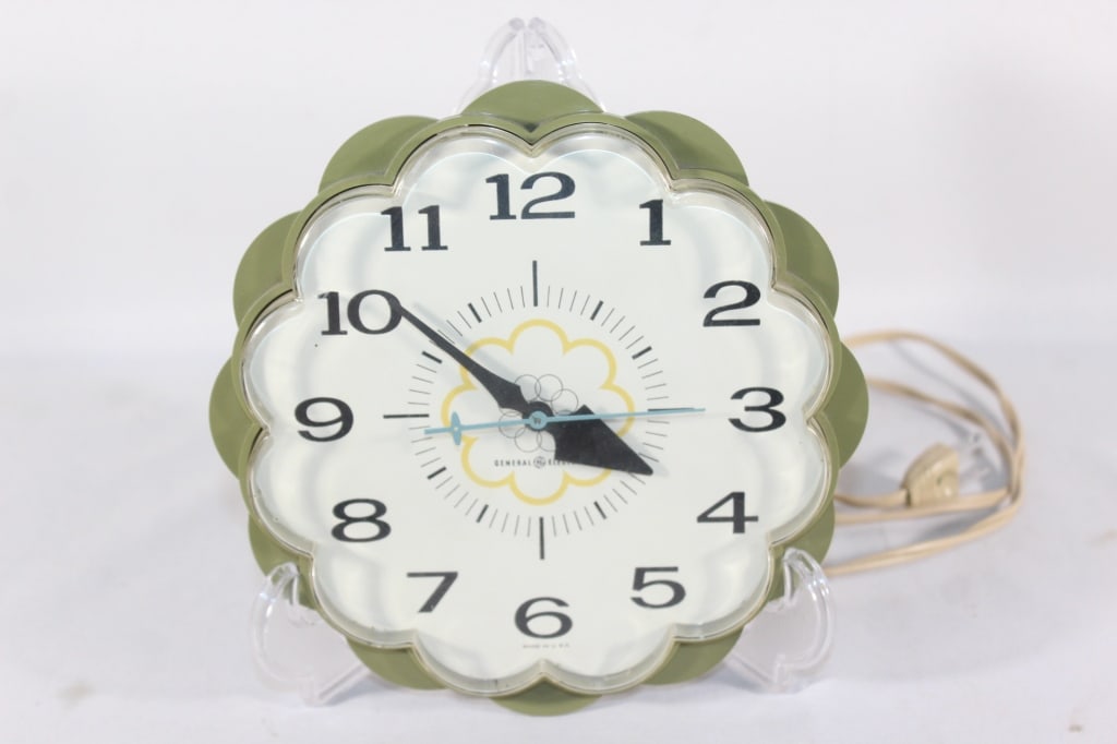 Vintage GE Green Flower Kitchen Clock - works: Good overall as pictured