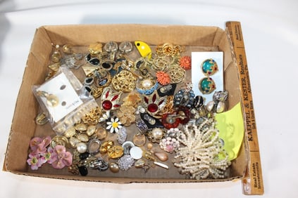 Large lot of costume jewelry-Earrings