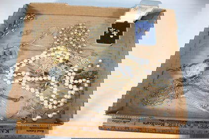 Lot of VTG costume jewelry,necklaces,pins,etc