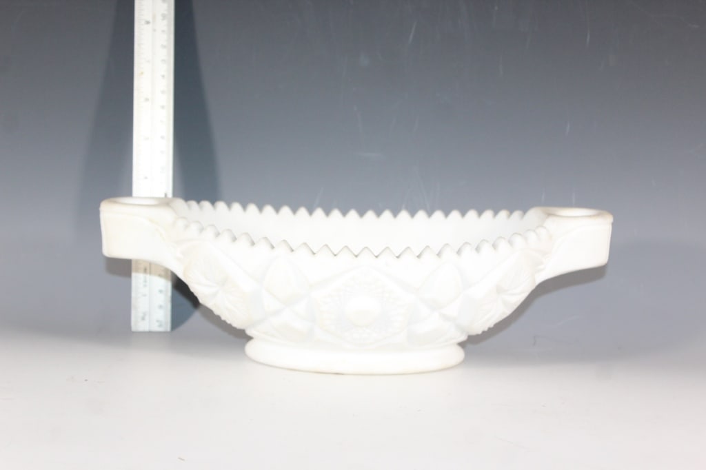 VTG Matte Milk glass center piece vase (1 of 5)