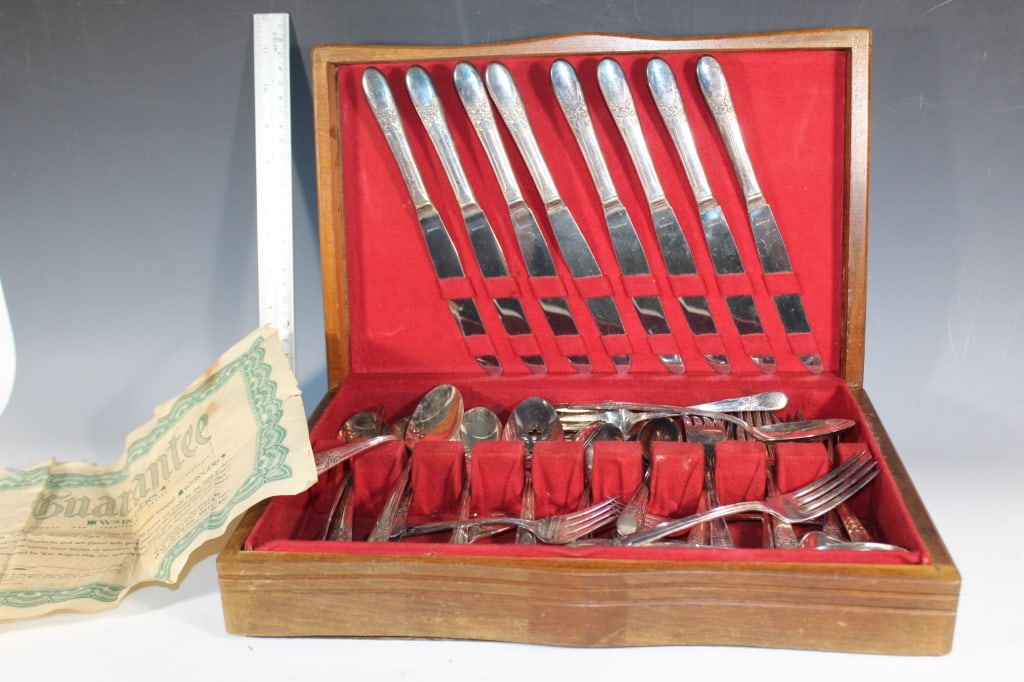 WM Rogers VTG silverware set with org box and cert (1 of 5)