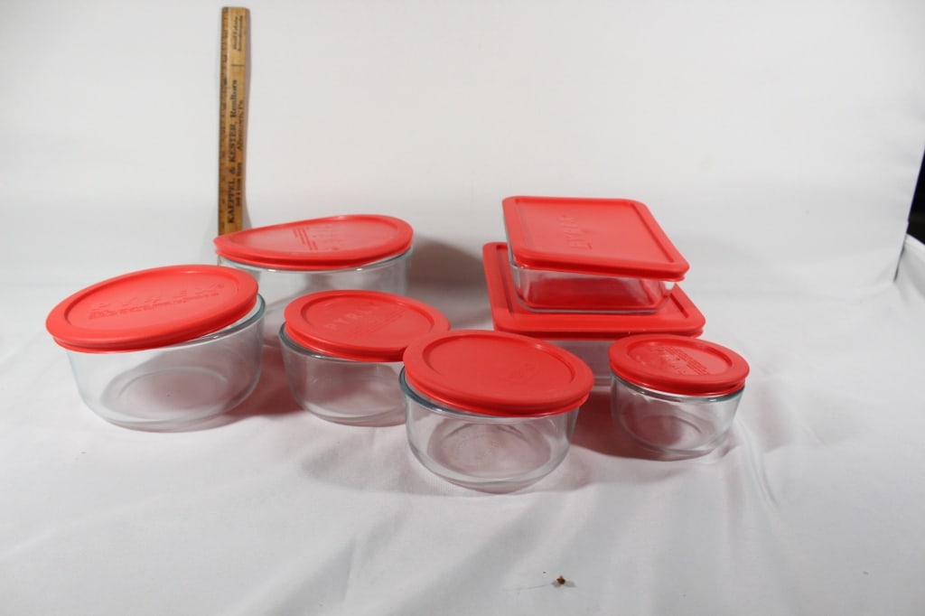 Pyrex 14 Piece bowls and storage containers (1 of 3)