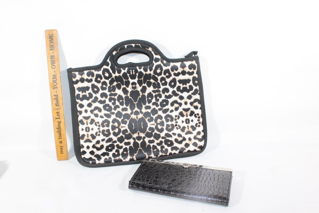 Mac Beth collection tablet purse/wallet: Good overall as pictured *Proceeds from this lot benefit the Rotary Club of Greater Gainesville (Fla.)