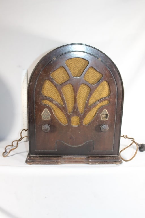 Utah Radio Products Co. Antique radio: Electric radio Roughly 15 inches tall Good overall as pictured