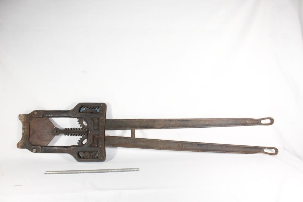 Primitive Dairyman Metal Dehorner: Good overall as pictured