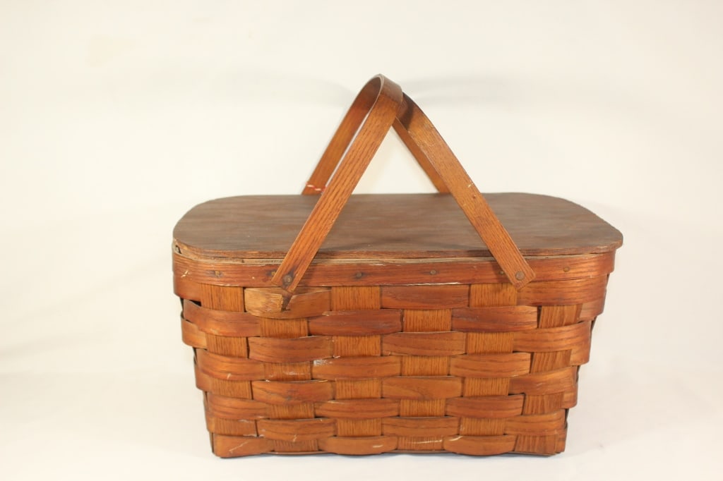 Antique Woven Picnic Basket - Yogi Bear Style: Good overall as pictured