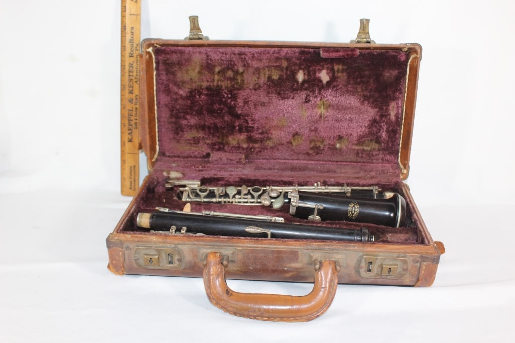 VTG Clarinet Jean Cartier Paris with case: Missing mouth piece Good overall as pictured