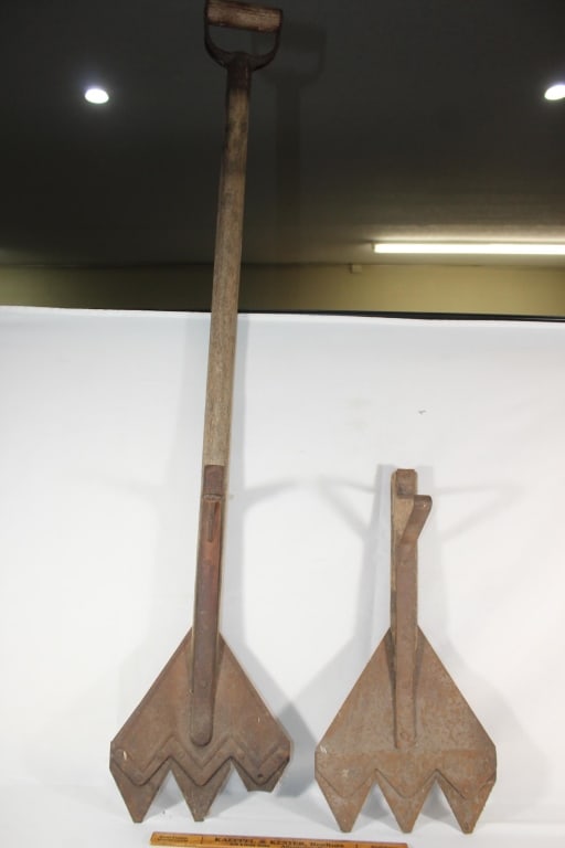 Vintage 3 Tine Foot Claw Cultivator: Good overall as pictured
