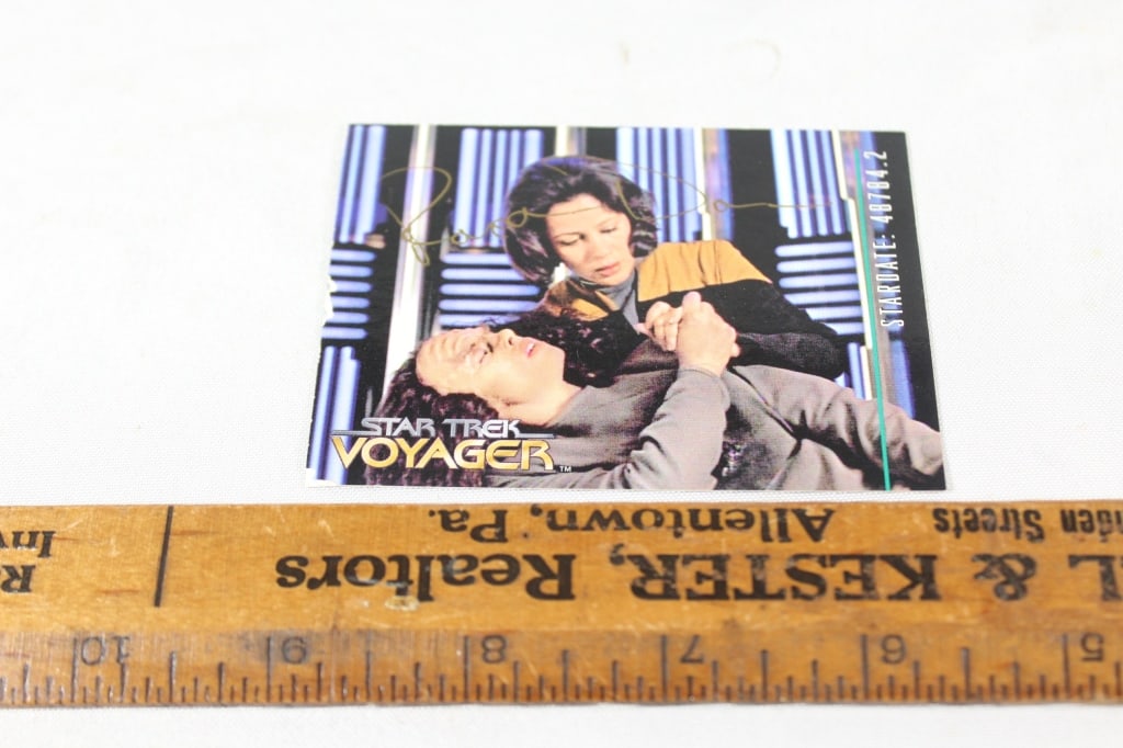 "B' Elana Torres" Roxann Dawson Star Trek Voyager (1 of 2)