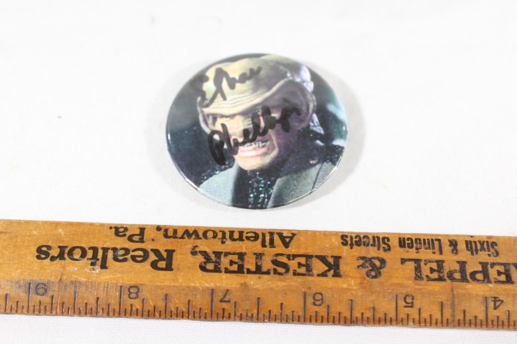 Feringi button "Ethan Phillips" (1 of 3)