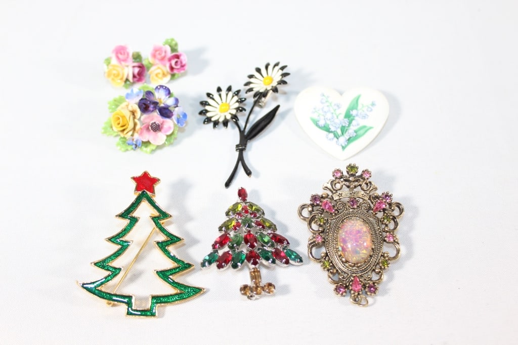 Lot of Vintage Costume Brooches / Clip Earrings: Good overall as pictured