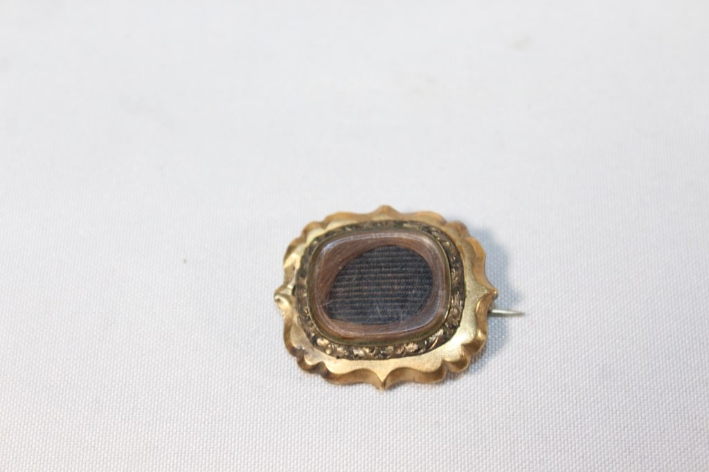 Antique Victorian Locket with Hair: Good overall as pictured