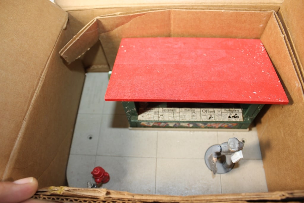 Vintage Lionel Animated Newstand in Box No. 128 (1 of 2)