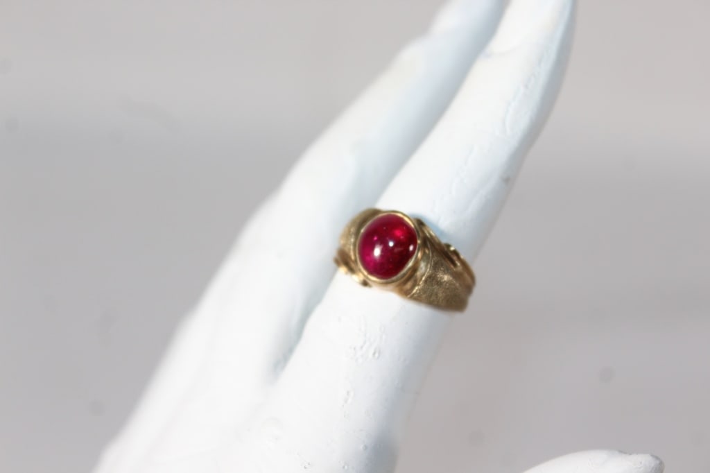 10 kt gold & Ruby Cabochon ring - size 7 (1 of 3)