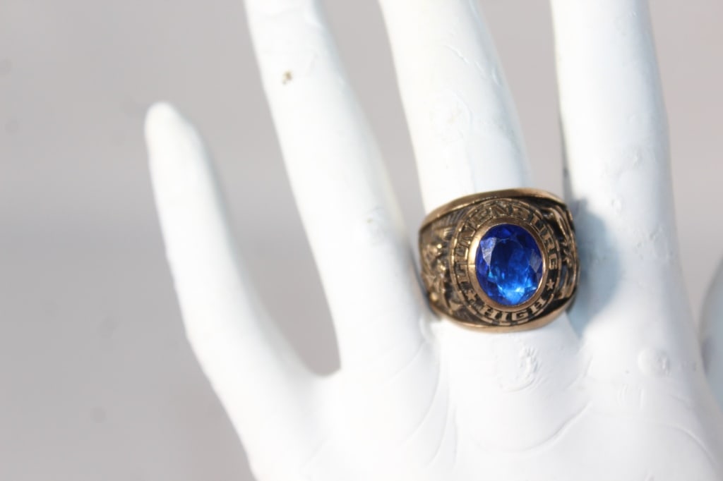 10 kt gold 1974 Lunenburg High School Ring SZ 9 (1 of 5)
