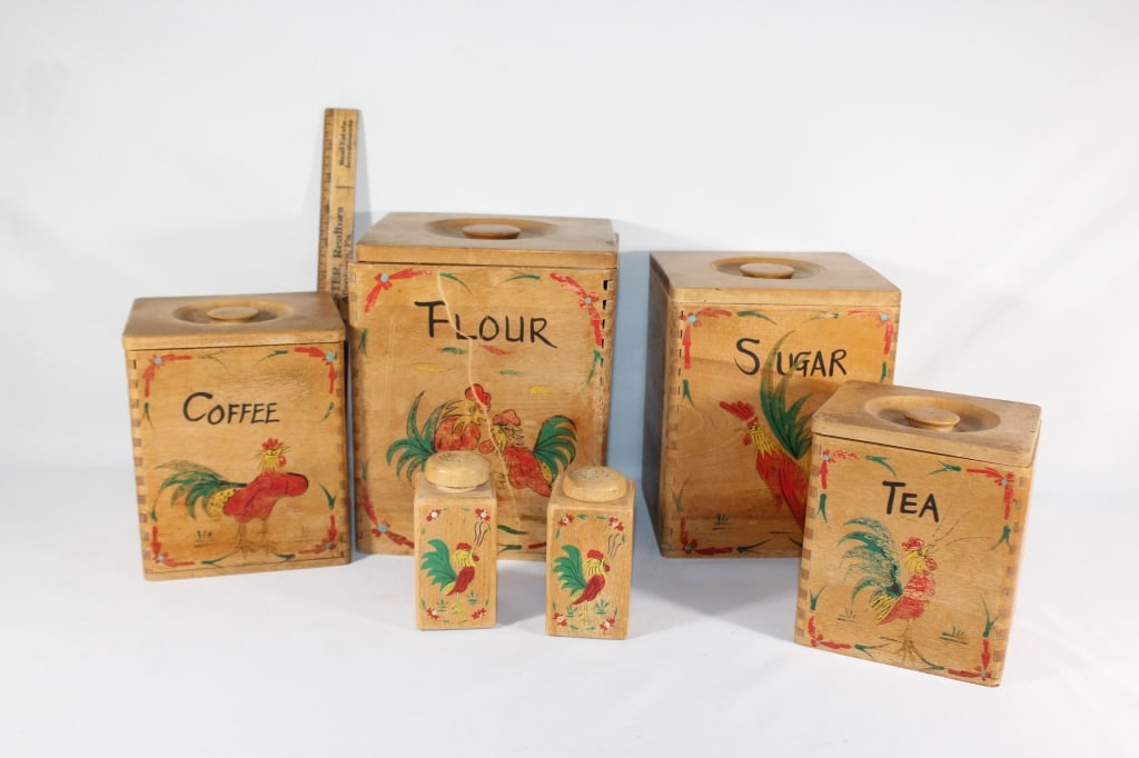 VTG wooden Kitchen containers with Roosters: Good overall as pictured