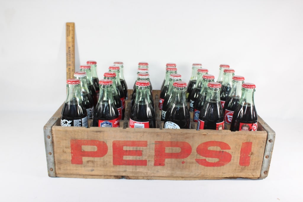 Large Pepsi crate of Vtg glass Coca Cola bottles (1 of 3)