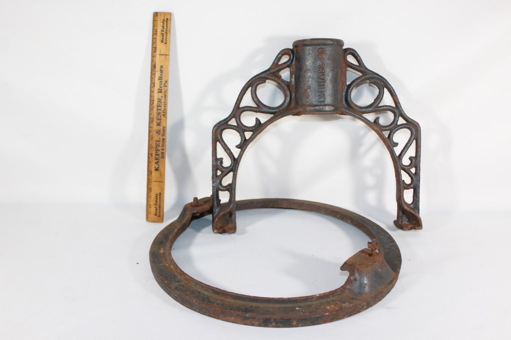 Antique cast iron garden globe stand (1 of 3)