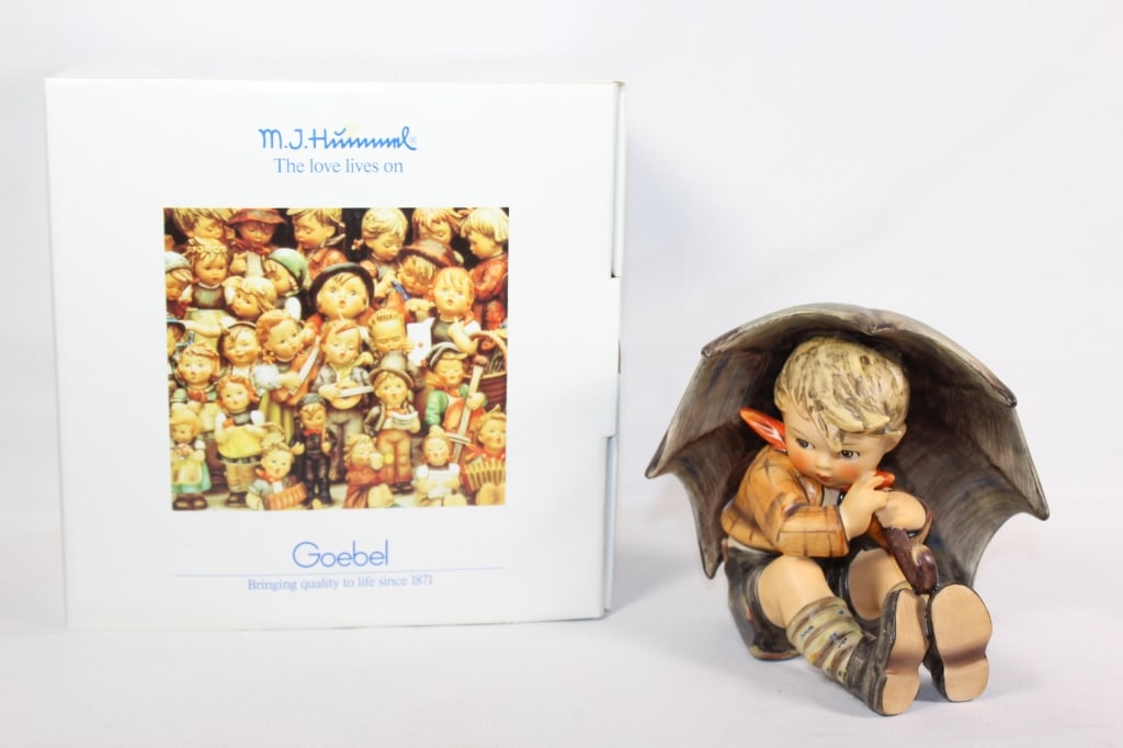 Goebel HummelUmbrella Boy #152/A/0 1984: Original box included. Measures approx. 4 inches. No chips or cracks. Western Germany