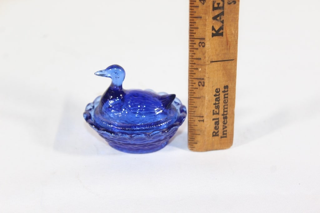 Wilkerson Glass Duck on Nest Uranium Salt Cellar: Good overall as pictured