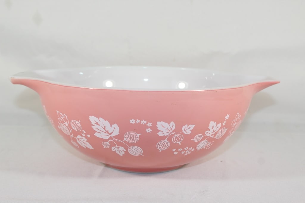 Pyrex Pink Gooseberry 444 Cinderella Mixing Bowl: Good overall as pictured
