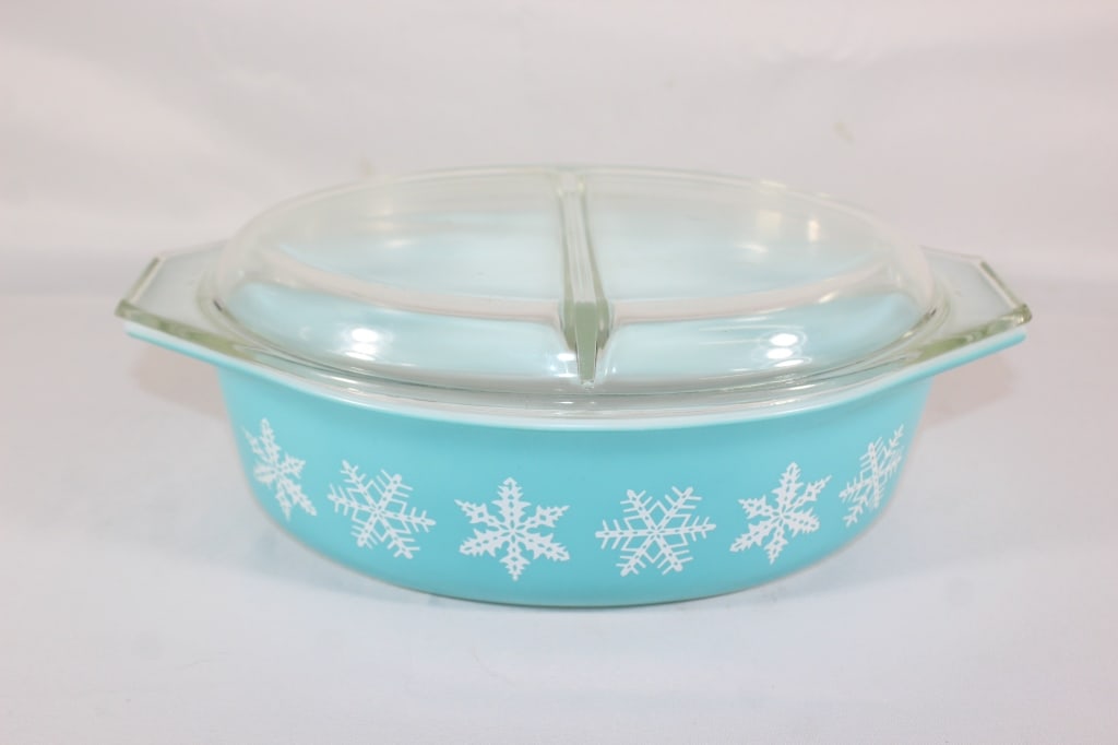 Pyrex Snowflake 045 2.5 Qt. Casserole Dish (1 of 3)