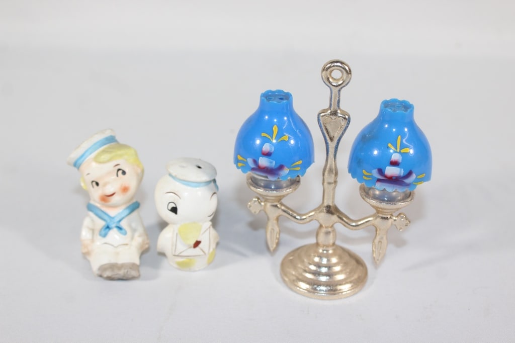 VTG Salt & Pepper Shakers - Lantern & Boy w/ Duck (1 of 4)
