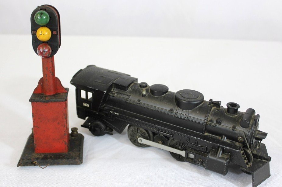 Lionel Train Multivolt, signal and Train: unk maker on train and signal