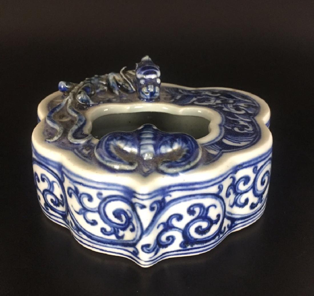 XUANDE MARK, A BLUE AND WHITE WASHER: Height 3.5cm, Width 10.5cm, good condition,age discolored.