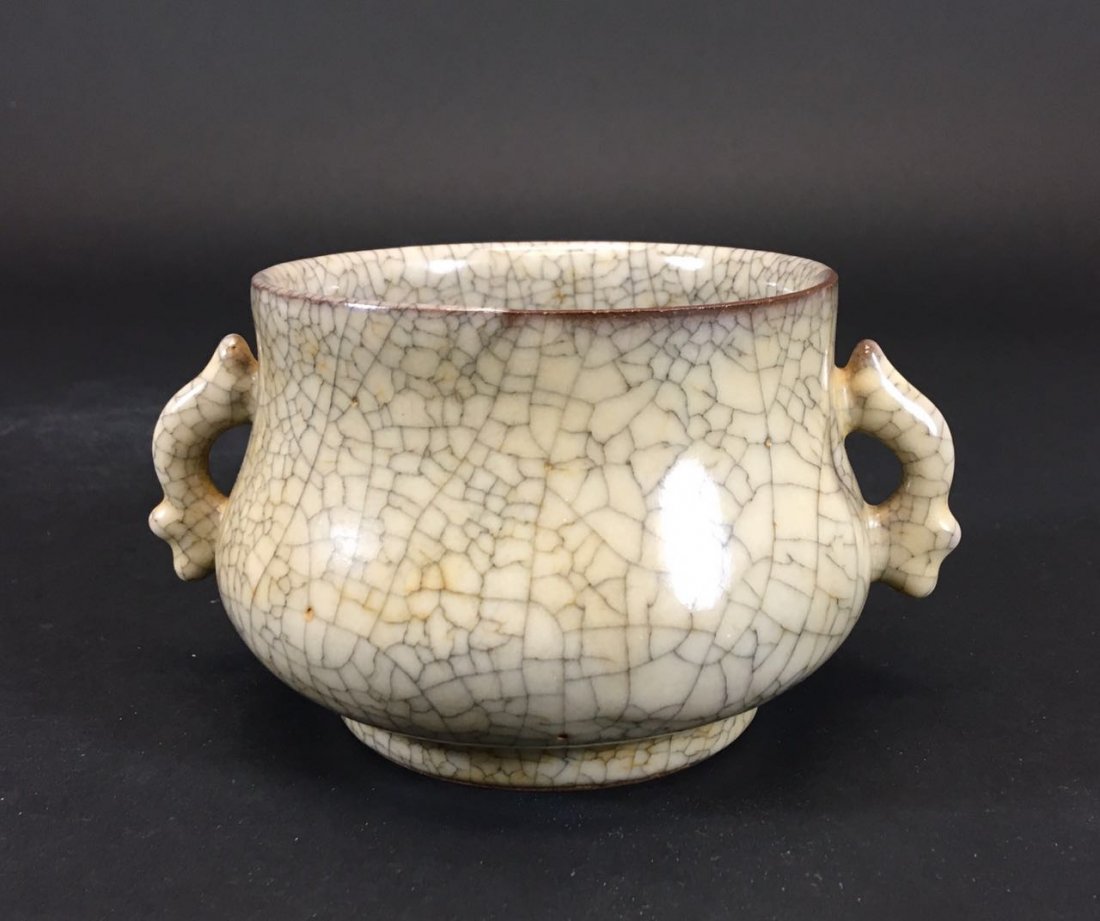 A GE-WARE CENSER WITH HANDLES (1 of 8)