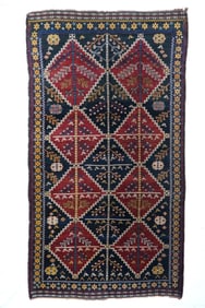 Antique Persian Shiraz Rug 4'7" x 8'5" (1.40 x 2.57 M)