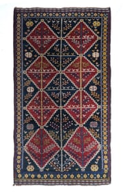 Antique Persian Shiraz Rug 4'7" x 8'5" (1.40 x 2.57 M)