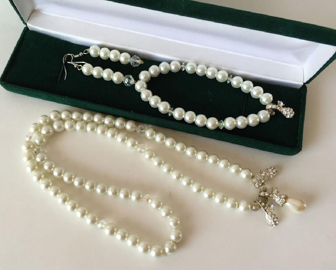 White round faux pearls, colorless faceted beads and (1 of 5)
