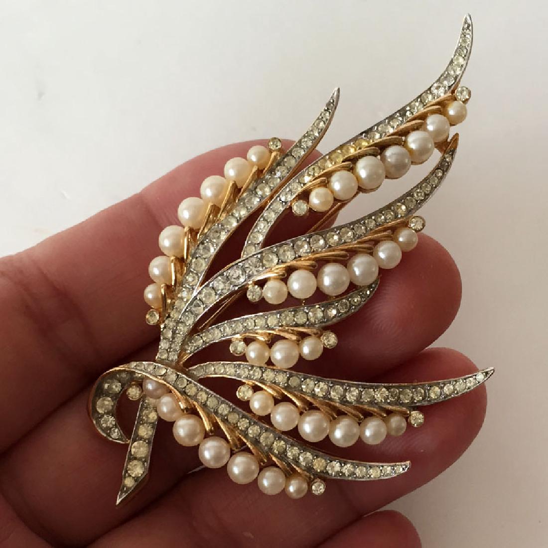 TRIFARI: Vintage White faux pearls and rhinestones: TRIFARI: Vintage White faux pearls and rhinestones brooch, signed. Measured 3 1/4" x 1 3/4". Condition good.