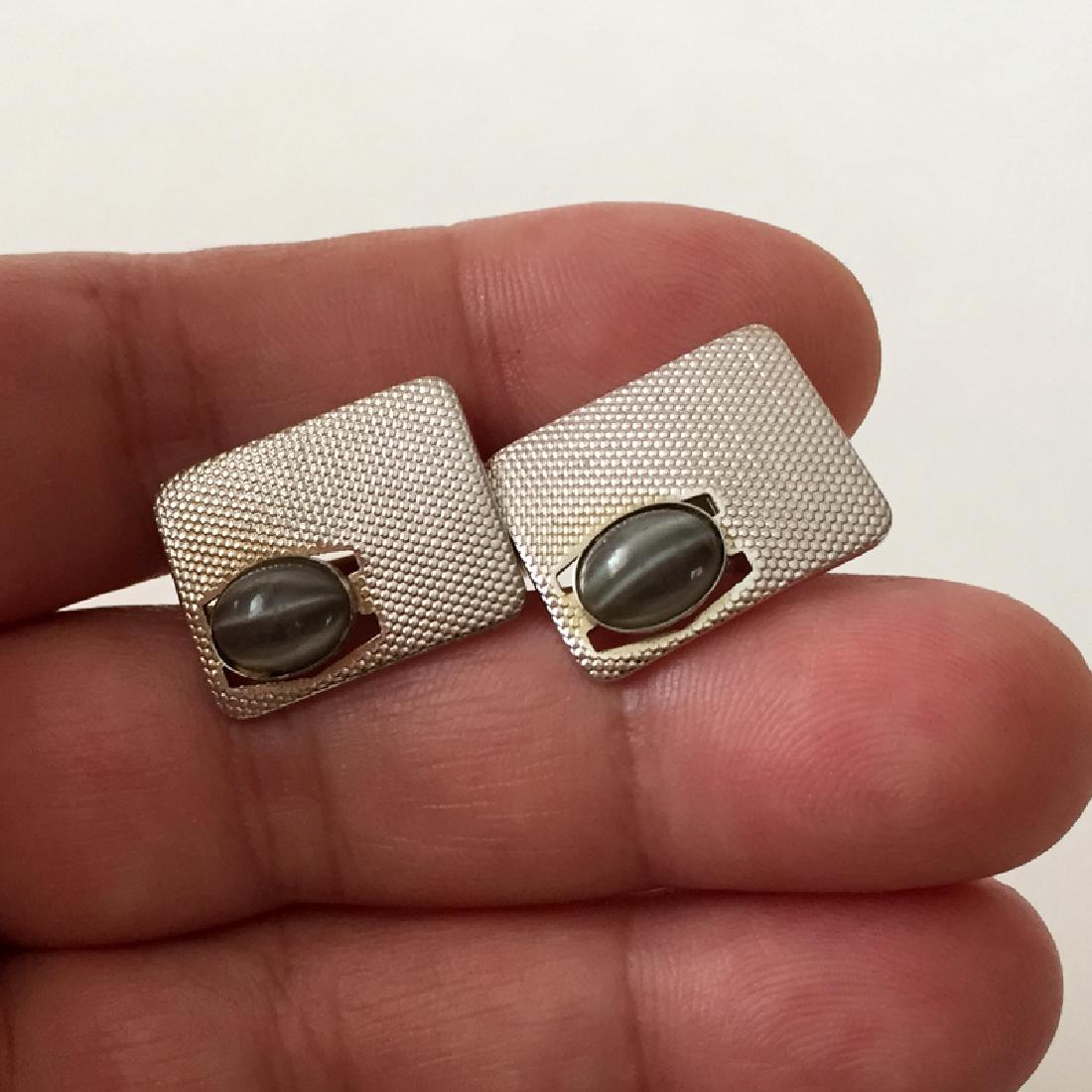Vintage silver tone textured rectangular cufflinks with: Vintage silver tone textured rectangular cufflinks with "moving" cat eyes oval cabochons. Measured 3/4" x 5/8" each. Condition very good.