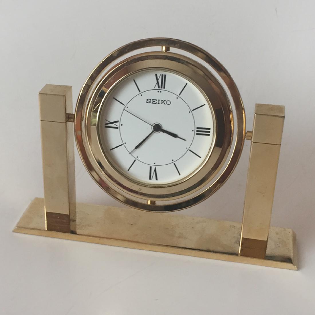 SEIKO gold tone table clock rotating QHG355G. Case