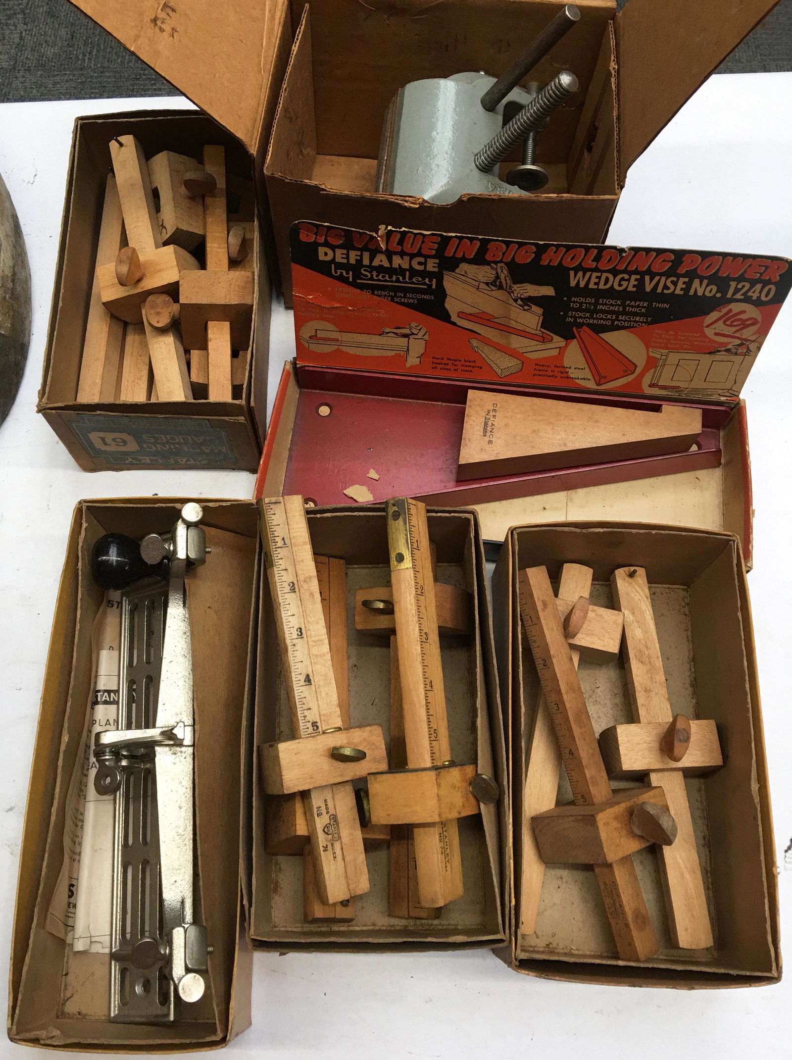 Lot: Marking Gauges, Vise, Plane: Vintage tool lot. The Marking Guages are Many original boxes.
