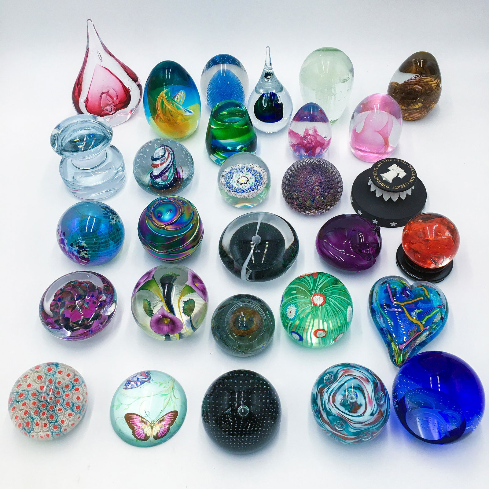 Lot of 30 Paperweights.: Includes Wedgwood, Applebaum, Holmegaard, Robert Eickholt. Third-Party Shipping Required.