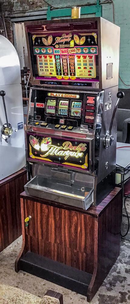 Universal "Double Marquise" Quarter Slot Machine.: At the Moment, it is Not Operating. Comes with a Manual, Stand, and Key. Third-Party Shipping or Pickup Required.