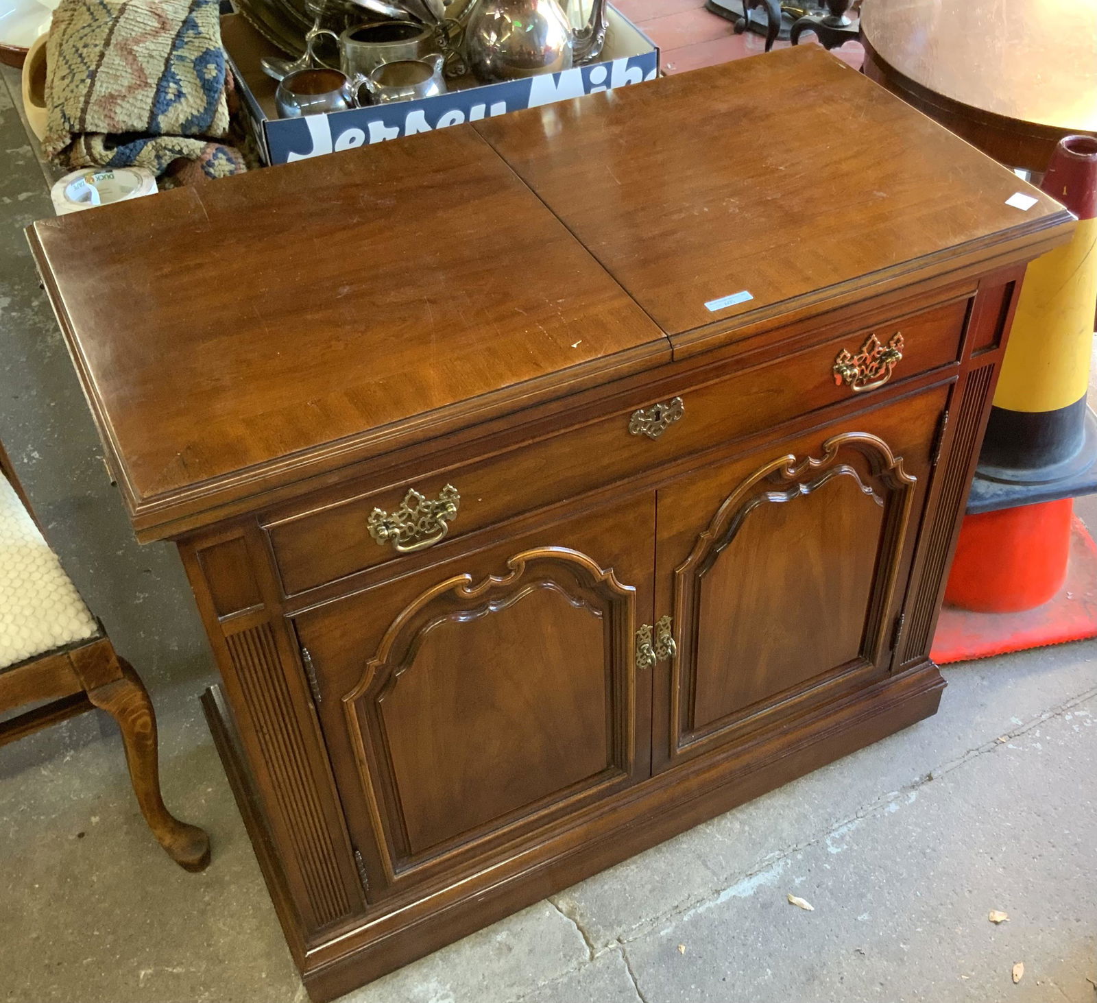 Thomasville Traditional-Style Server.: Third-Party Freight Shipping or Personal Pickup Required.