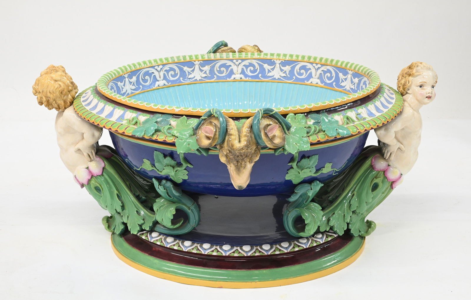 Monumental Minton Majolica Renaissance Cistern. (1 of 11)