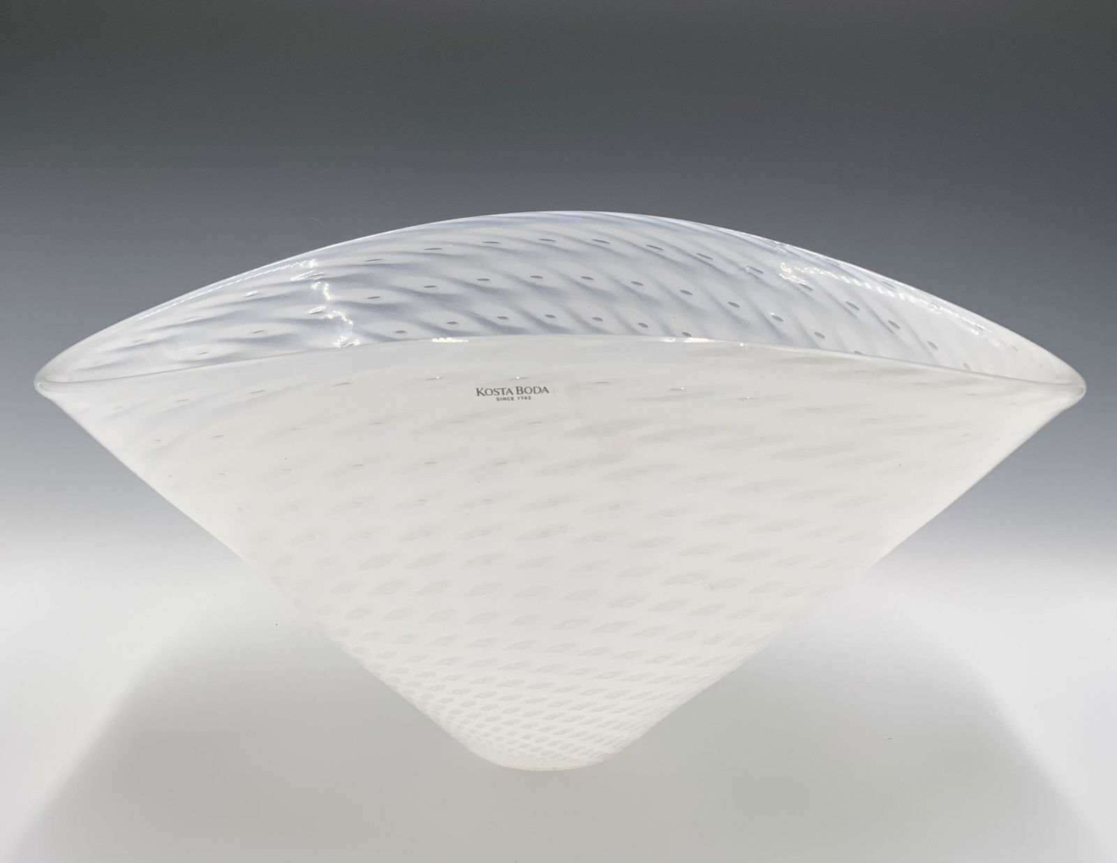 Signed Goran Warff Kosta Boda Art Glass Bowl.: 6.75" tall, 13.25" long, 10" wide. Looks to be in nice shape, also still has the original Kosta Boda sticker. Third-Party Shipping or Personal Pickup Required.